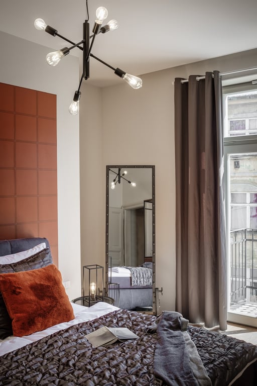 Apartmán se třemi ložnicemi, balkonem a krbem