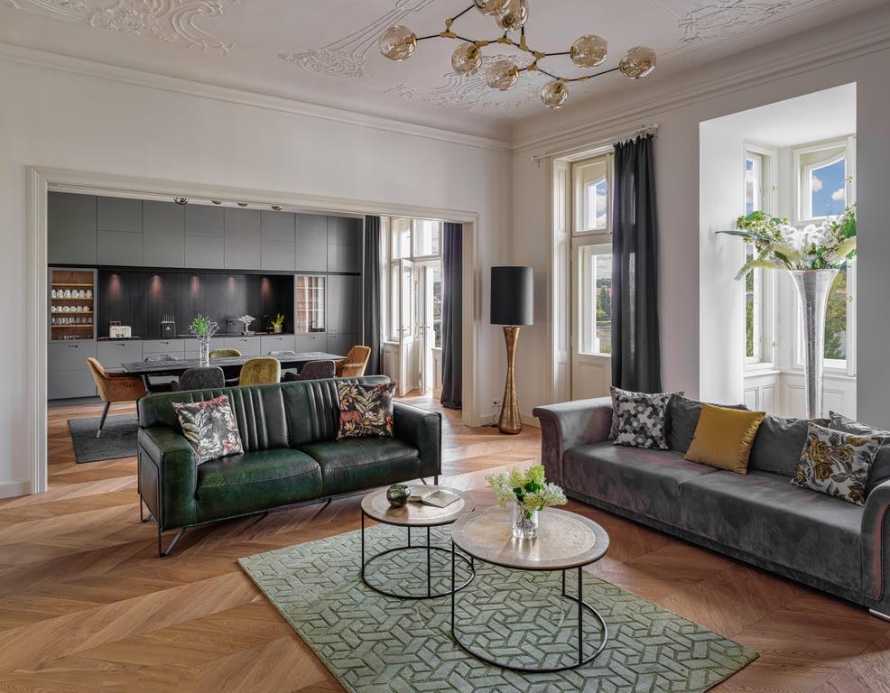 Apartmán se třemi ložnicemi, balkonem a krbem